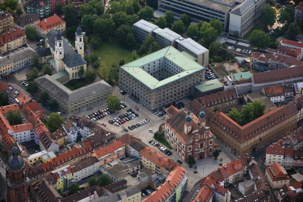 Luftbild Peterplatz mit Regierungsgebäude vom 18.09.2012 - Blick von Nordwesten Bildquelle: Luftbild Bytomski, Würzburg