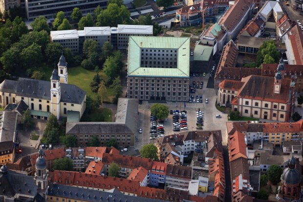 Luftbild Peterplatz mit Regierungsgebäude vom 18.09.2012 - Blick auf die Nordfassade Bildquelle: Luftbild Bytomski, Würzburg