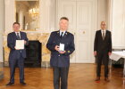 Innenstaatssekretär Gerhard Eck (links) überreichte im Beisein von Regierungsvizepräsident Jochen Lange (rechts) die Ordensinsignien an Ottmar Jahn