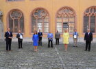 Gruppenfotos nach dem offiziellen Teil der Veranstaltung im Innenhof der Neubaukirche