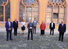 Gruppenfotos nach dem offiziellen Teil der Veranstaltung im Innenhof der Neubaukirche