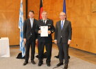 Staatssekretär Sandro Kirchner (links) und Regierungspräsident Dr. Eugen Ehmann (rechts) überreichten das Steckkreuz für besondere Verdienste um das Feuerwehrwesen an Ehrenstadtbrandinspektor Karl-Heinz Thiemer.