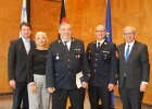Gruppenfoto von der Aushändigung des Steckkreuzes für besondere Verdienste um das Feuerwehrwesen am 16. Oktober 2023 im Großen Sitzungssaal der Regierung von Unterfranken.