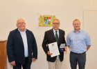 Zur Auszeichnung gratulierten Jochen Kramer (Mitte) sein Nachfolger im Amt des 1. Bürgermeisters der Gemeinde Castell, Christian Hähnlein (rechts), und Michael Rufer, 2. Bürgermeister der Gemeinde Castell (links).