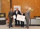 Unterfränkischer Integrationspreis 2024: Der zweite Preis ging an das Projekt „Helferkreis von Arnstein“. Im Bild (von links nach rechts): Staatssekretär Sandro Kirchner, 1. Bürgermeister der Stadt Arnstein Franz-Josef Sauer, Cornelia Fuchs und Regierungsvizepräsident Jochen Lange