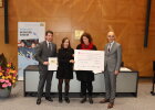 Unterfränkischer Integrationspreis 2024: Der dritte Preis ging an das Projekt „Lebenswirklichkeit in Bayern“. Im Bild (von links nach rechts): Staatssekretär Sandro Kirchner, Melanie Stoll, Olha Sekeriadis und Regierungsvizepräsident Jochen Lange