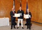 Regierungspräsident Dr. Eugen Ehmann (links) überreichte die Christophorus-Medaille an Phillip Puschner (Mitte) und Ellen Treml (rechts).