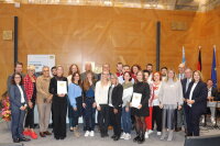 Unterfränkischer Integrationspreis 2024: Gruppenbild aller Preisträgerinnen und Preisträger sowie den zahlreich erschienenen Gratulantinnen und Gratulanten