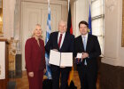 Innenstaatssekretär Sandro Kirchner (rechts) überreichte zusammen mit Regierungspräsidentin Dr. Susanne Weizendörfer (links) die Ordensinsignien an Herbert Stapff.