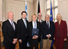 Gruppenfoto von der Aushändigung des Verdienstkreuzes am Bande des Verdienstordens der Bundesrepublik Deutschland am 7. Februar 2025 im Fürstensaal der Residenz in Würzburg.