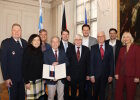 Gruppenfoto von der Aushändigung des Verdienstkreuzes am Bande des Verdienstordens der Bundesrepublik Deutschland am 7. Februar 2025 im Fürstensaal der Residenz in Würzburg.