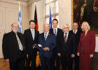 Gruppenfoto von der Aushändigung des Verdienstkreuzes am Bande des Verdienstordens der Bundesrepublik Deutschland am 7. Februar 2025 im Fürstensaal der Residenz in Würzburg.