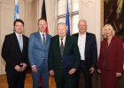 Gruppenfoto von der Aushändigung des Verdienstkreuzes am Bande des Verdienstordens der Bundesrepublik Deutschland am 7. Februar 2025 im Fürstensaal der Residenz in Würzburg.