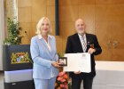 Regierungspräsidentin Dr. Susanne Weizendörfer (links) überreicht das DLRG-Steckkreuz an Thomas Kurewitz (rechts).