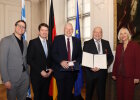 Gruppenfoto von der Aushändigung des Verdienstkreuzes am Bande des Verdienstordens der Bundesrepublik Deutschland am 7. Februar 2025 im Fürstensaal der Residenz in Würzburg.