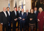 Gruppenfoto von der Aushändigung des Verdienstkreuzes am Bande des Verdienstordens der Bundesrepublik Deutschland am 7. Februar 2025 im Fürstensaal der Residenz in Würzburg.