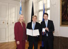 Innenstaatssekretär Sandro Kirchner (rechts) überreichte zusammen mit Regierungspräsidentin Dr. Susanne Weizendörfer (links) die Ordensinsignien an Johannes "Hanns" Friedrich.