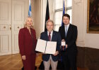 Innenstaatssekretär Sandro Kirchner (rechts) überreichte zusammen mit Regierungspräsidentin Dr. Susanne Weizendörfer (links) die Ordensinsignien an Alois Henn.