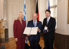Innenstaatssekretär Sandro Kirchner (rechts) überreichte zusammen mit Regierungspräsidentin Dr. Susanne Weizendörfer (links) die Ordensinsignien an Paul Kolb.