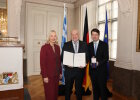 Innenstaatssekretär Sandro Kirchner (rechts) überreichte zusammen mit Regierungspräsidentin Dr. Susanne Weizendörfer (links) die Ordensinsignien an Roland Köhler.