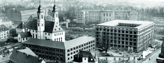Regierung von Unterfranken: Errichtung des neuen Regierungsgebäudes in der Zeit von 1954 bis 1956